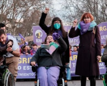 Mujeres con y sin parálisis cerebral en la manifestación del 8M