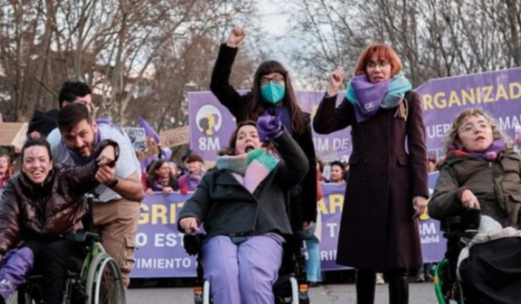 Mujeres con y sin parálisis cerebral en la manifestación del 8M